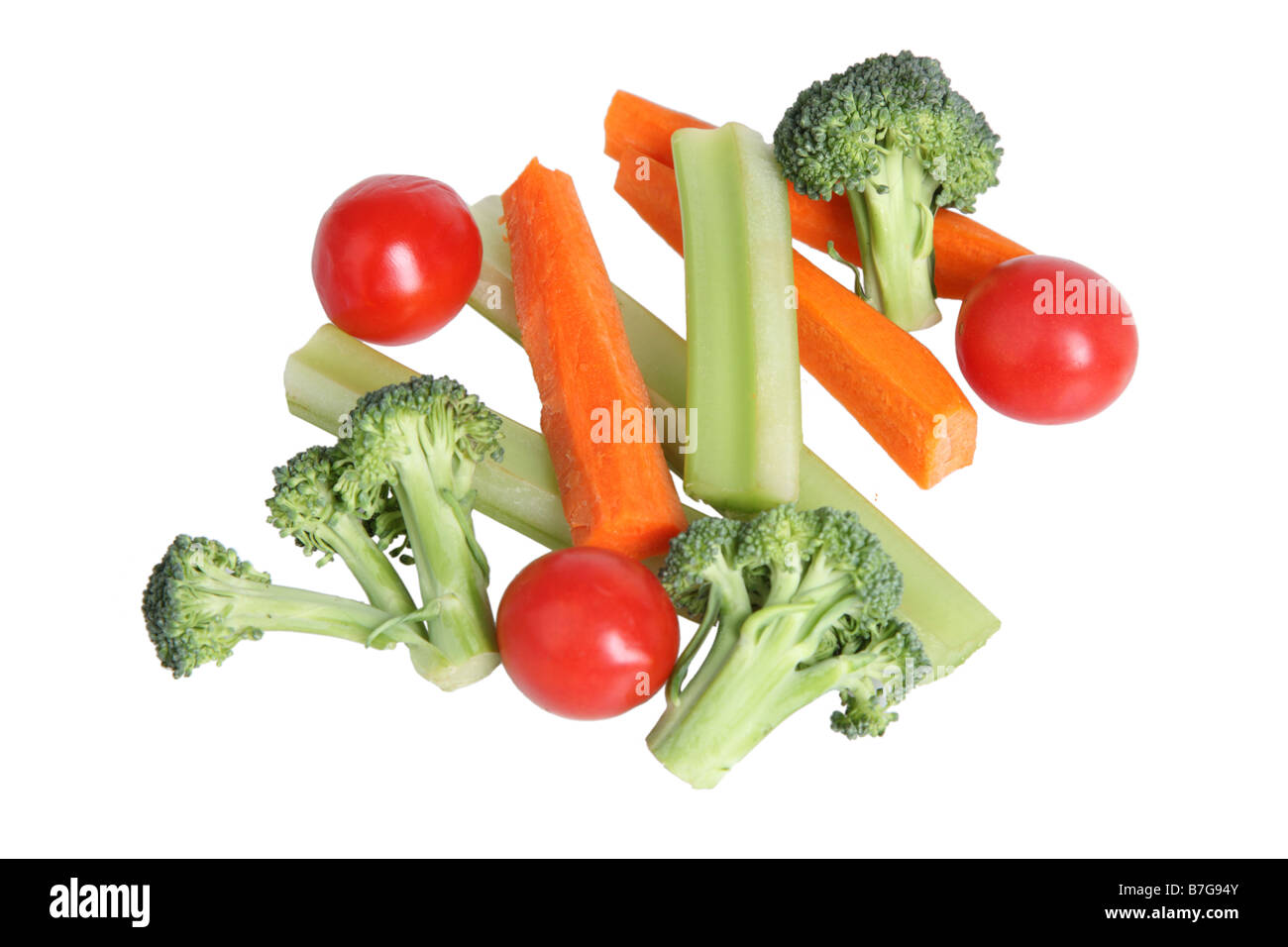 Brokkoli Tomaten Sellerie und Karotten-Sticks Ausschneiden auf weißem Hintergrund Stockfoto
