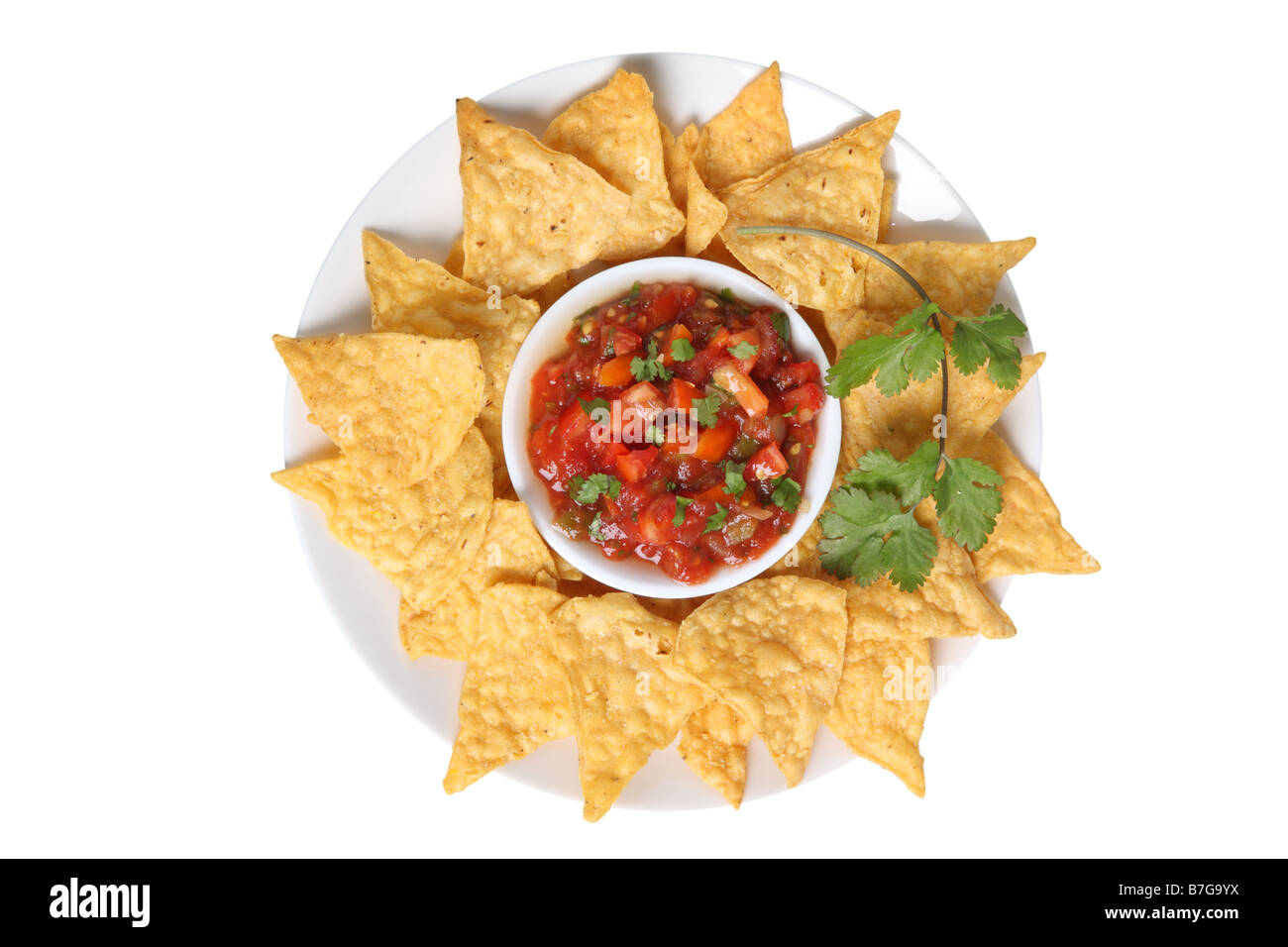 Tablett mit Tortilla-Chips und Salsa ausgeschnitten auf weißem Hintergrund Stockfoto