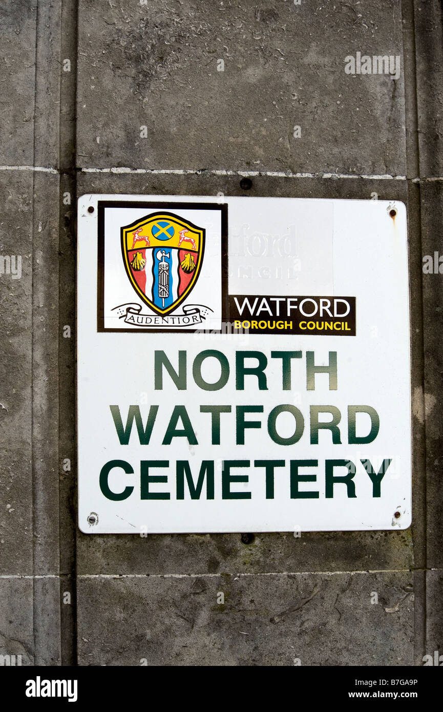 Ortseingangsschild Nord Watford Friedhof Stockfoto