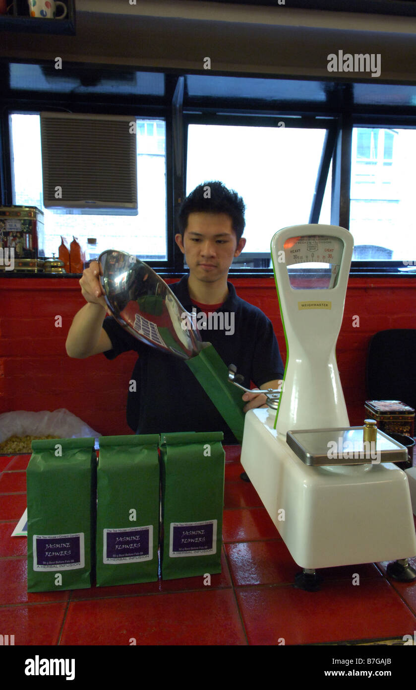 Ein Mann, wiegen und Messen Teeblätter zum Verkauf Stockfoto