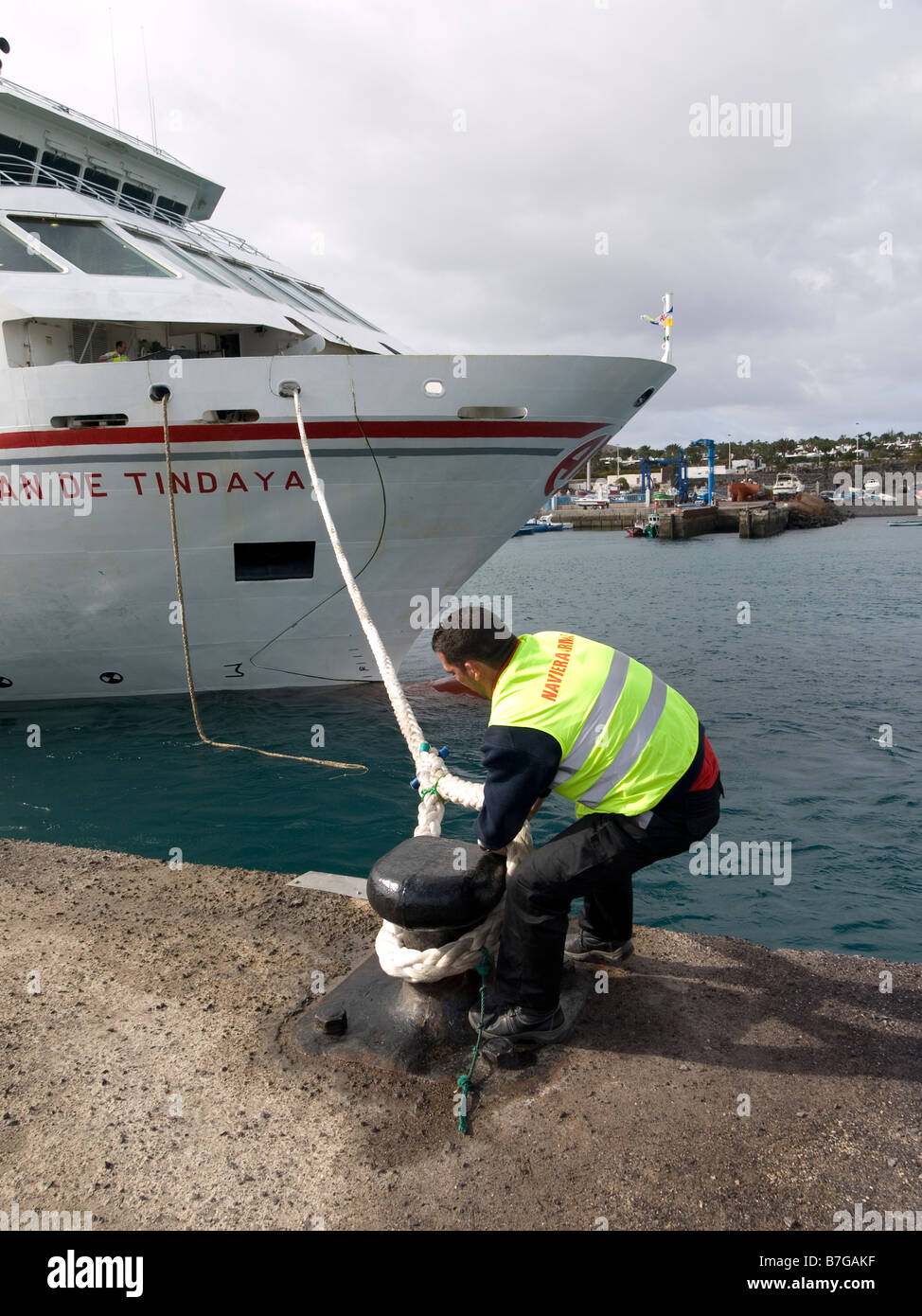 Hafenarbeiter abketten Liegeplatz Trosse auf Fähre "Volcan de Tindaya" Abfahrt Playa Blanca Lanzarote Kanarische Inseln Stockfoto