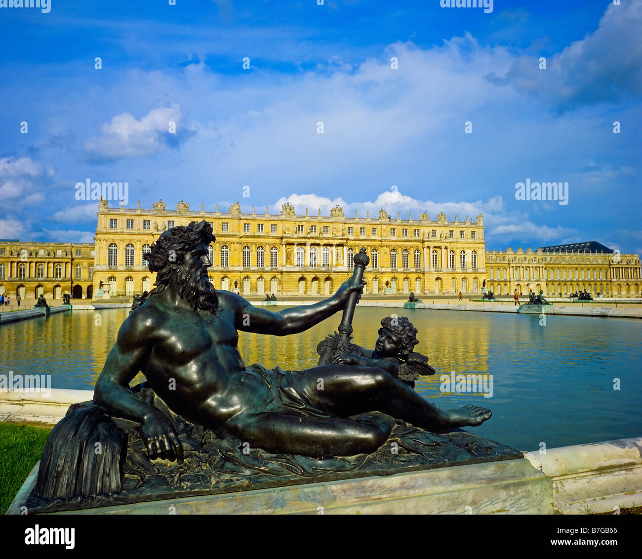 Le Rhône Fluß Statue am nördlichen Becken und Gartenfassade Chateau de Versailles-Frankreich Stockfoto