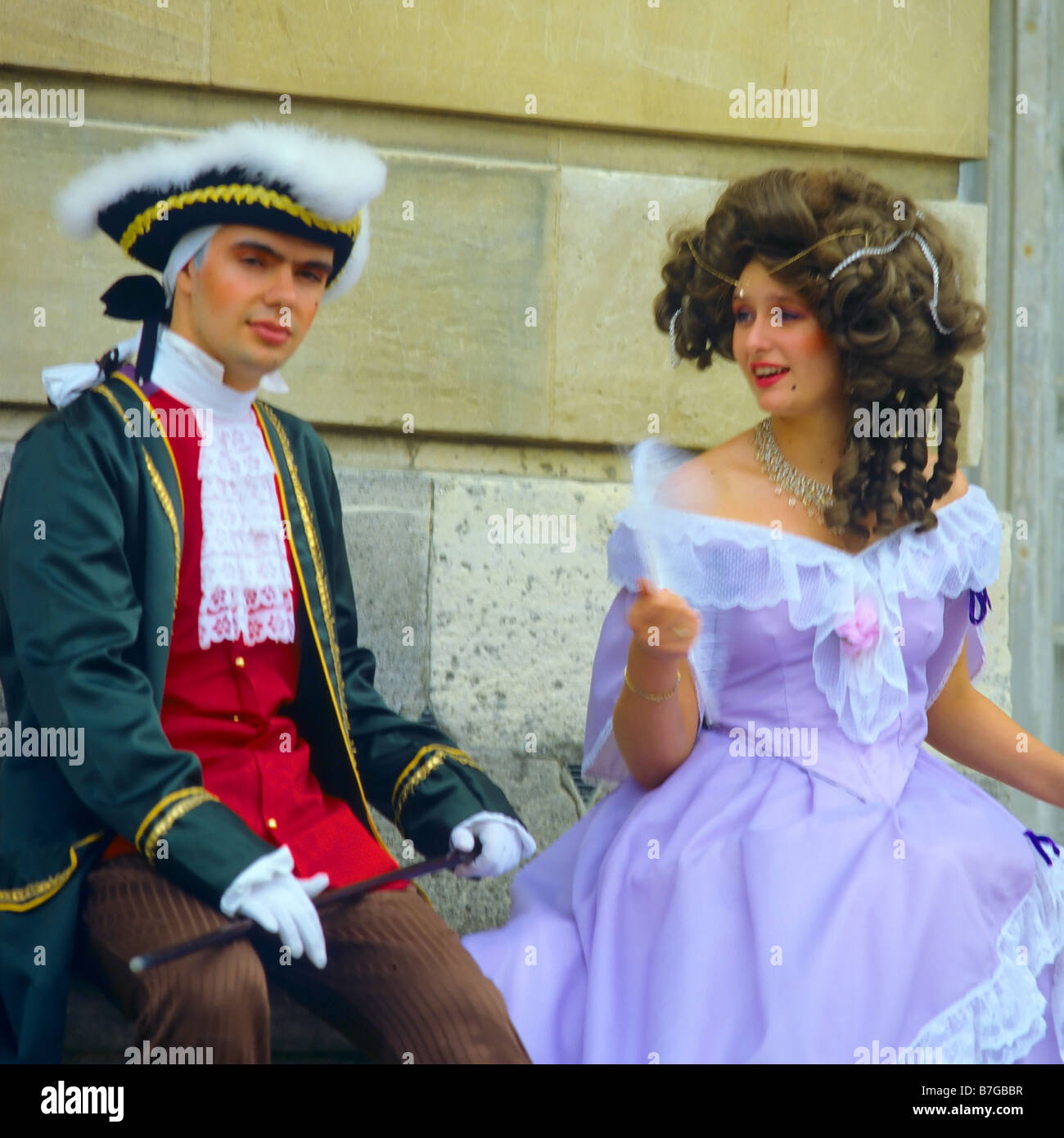 Paar mit historischen Kostümen Chateau de Versailles Frankreich Europa Stockfoto