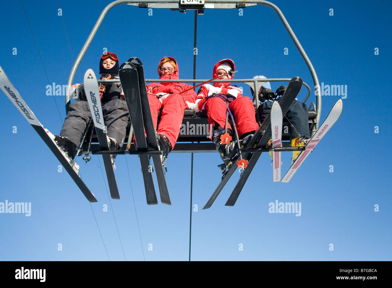 Skifahrer am Sessellift Stockfoto