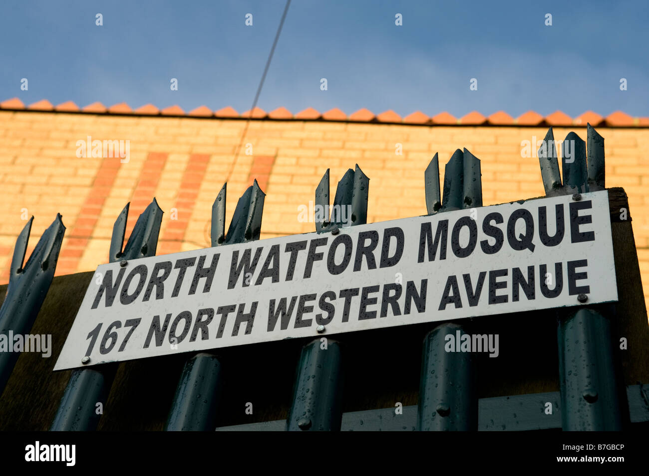 Nord-Watford-Moschee an der North Western Avenue melden Sie auf der Seite der Moschee. Stockfoto