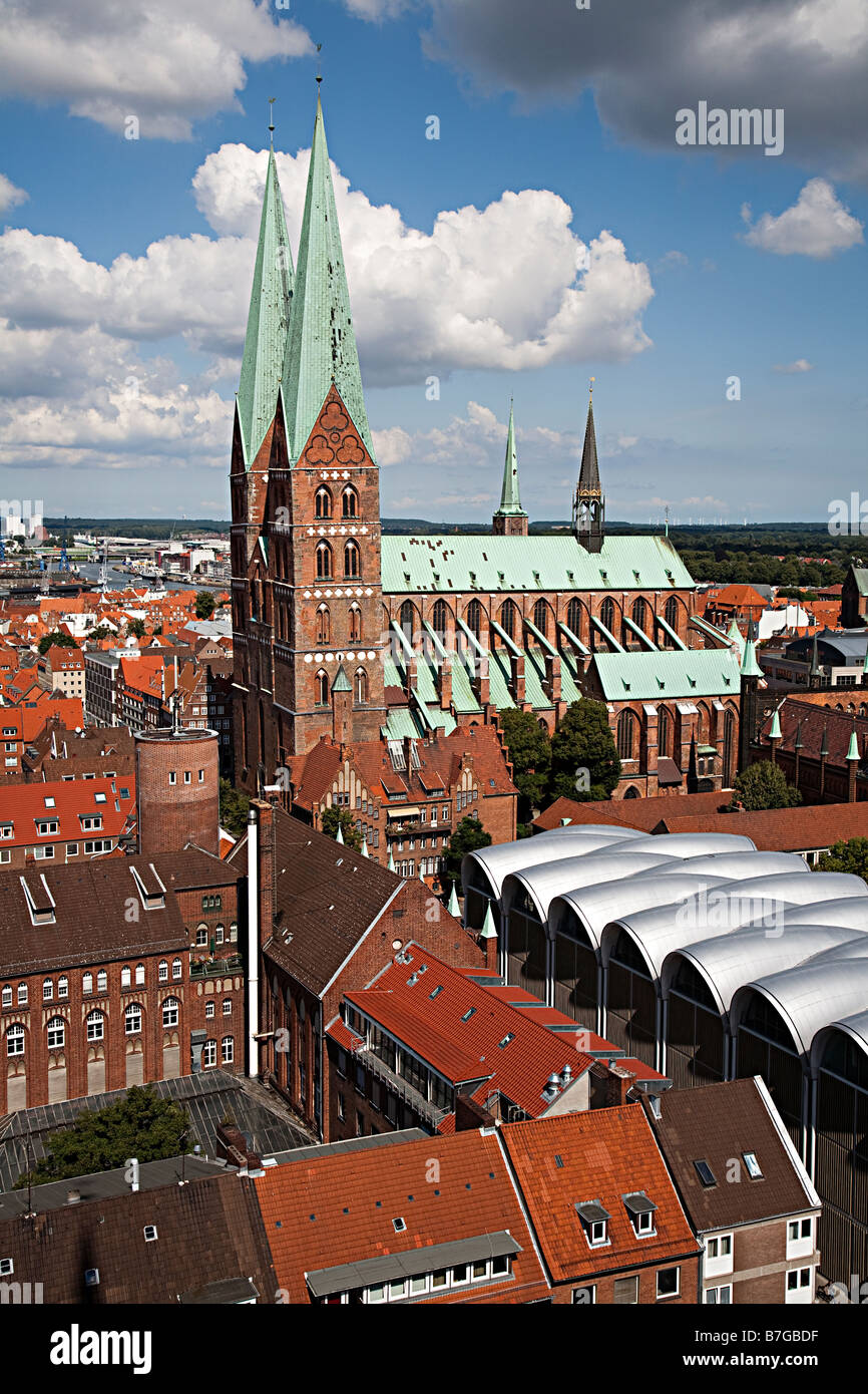Marienkirche-St. Marys Kirche drittgrößte Kirche in Deutschland Lübeck Innenstadt umgeben von modernen und alten Gebäuden Stockfoto