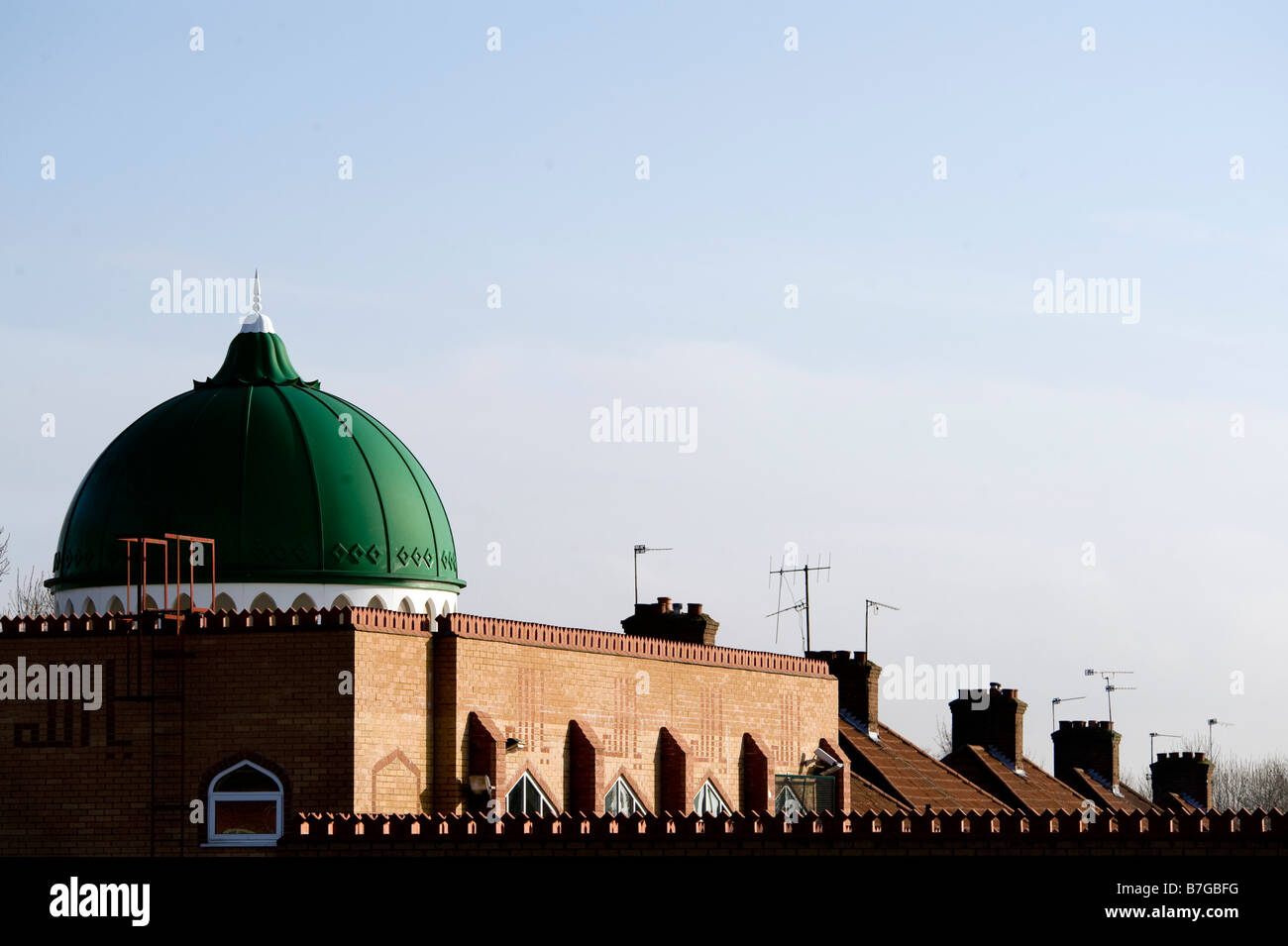 Die Kuppel der Moschee Nord Watford an einem sonnigen winterlichen Morgen mit typisch englischen Schornsteine in der Ferne. Stockfoto