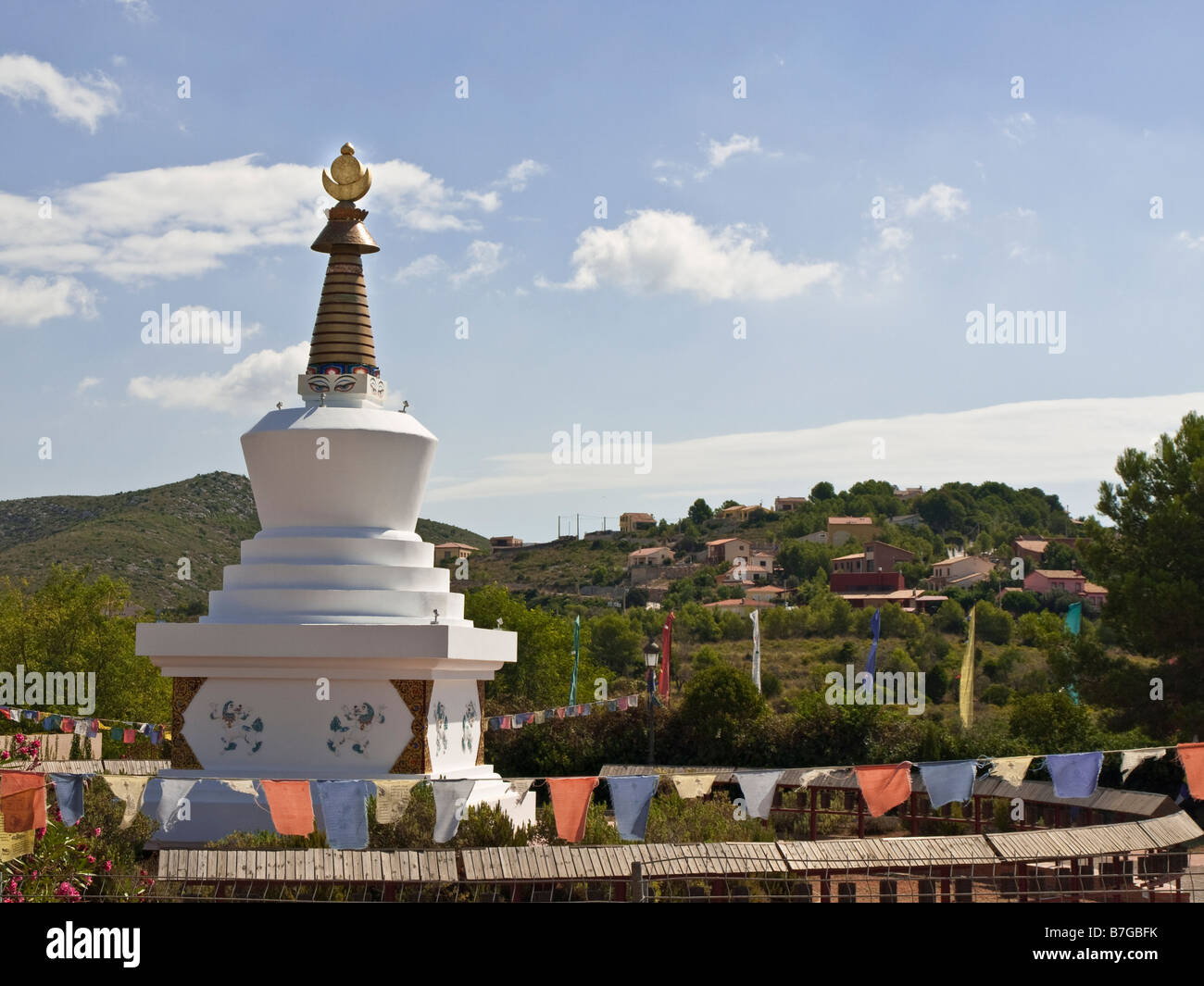 Enlightment Stupa von Sakya Tashi Ling Kloster mit spanischen Dorf im Hintergrund Stockfoto