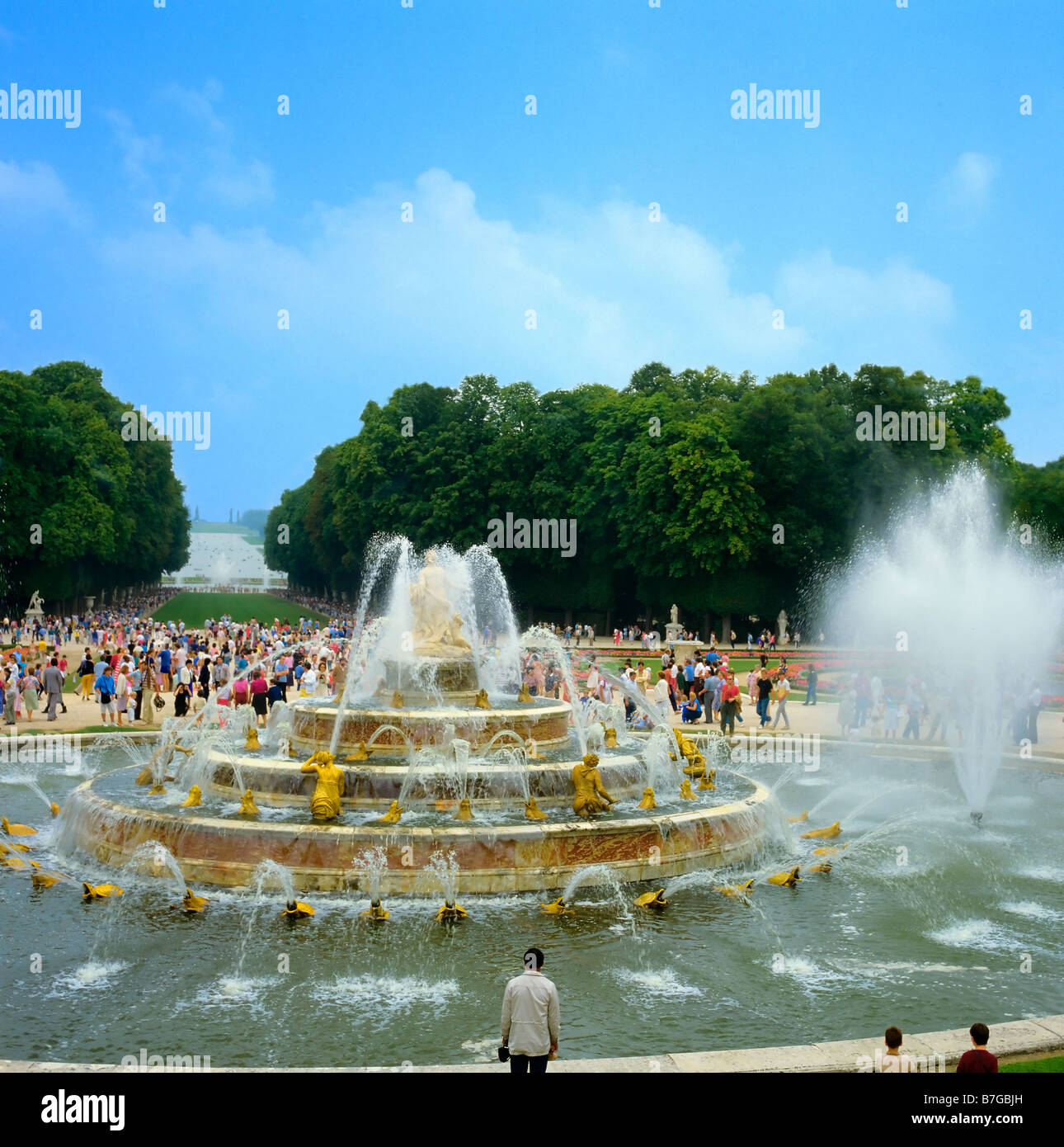 Latona-Becken mit Springbrunnen und Touristen während der großen Gewässer spielen Chateau de Versailles-Frankreich Stockfoto