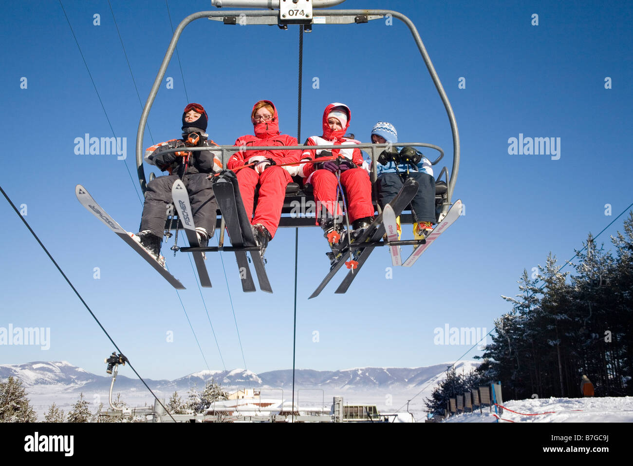 Skifahrer am Sessellift Kupres Skigebiet Bosnien und Herzegowina Stockfoto