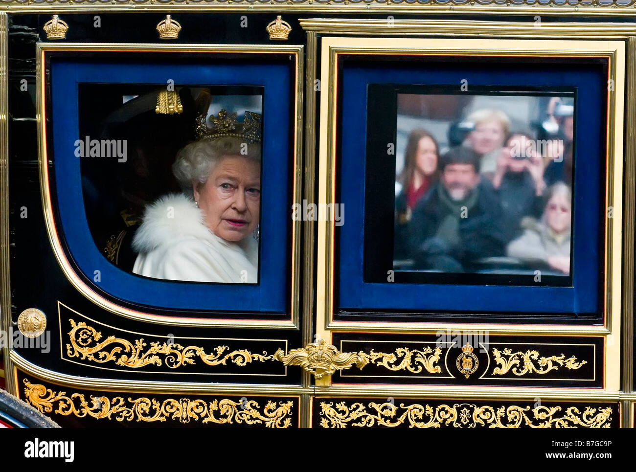 HM The Queen Reisen in der Postkutsche am Tag der Parlamentseröffnung, London Uk Stockfoto