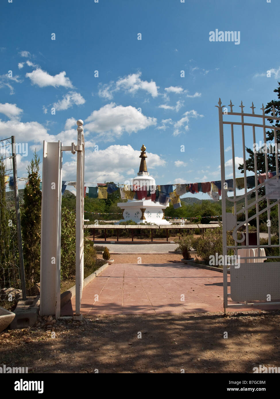 Enlightment Stupa von Sakya Tashi Ling Kloster. Offenes Tor Stockfoto
