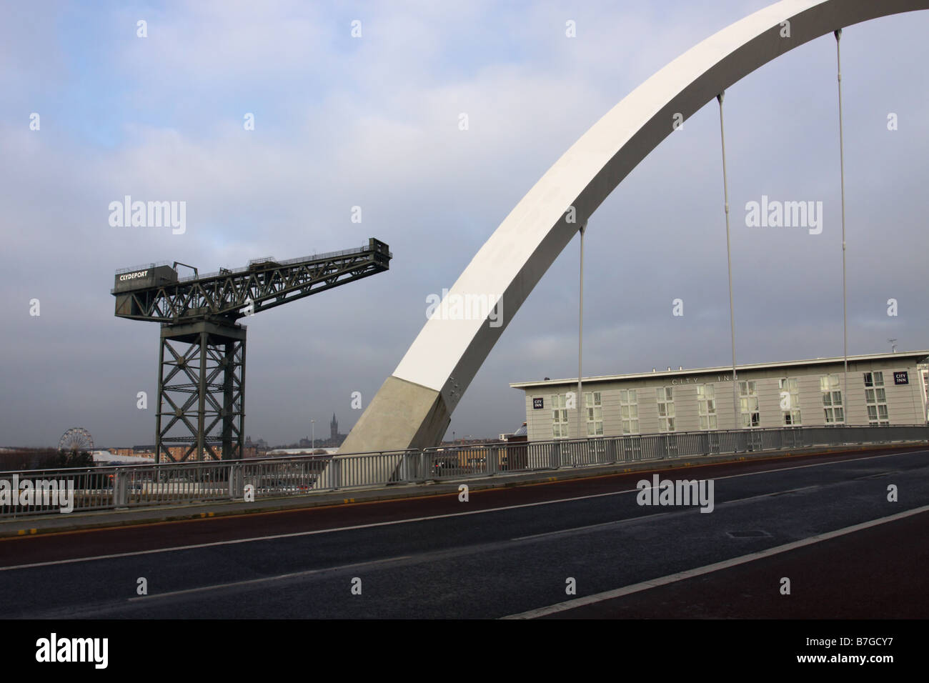 Finnieston Kran mit Teil der Clyde Arc bridge Glasgow Schottland Dezember 2008 Stockfoto