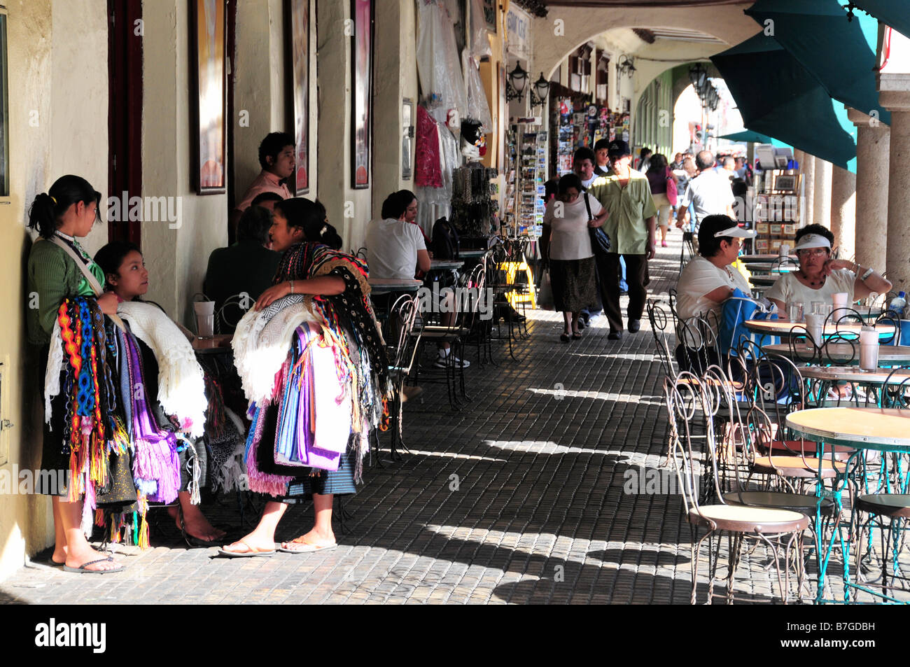 Indio-Frauen chatten in Merida, Mexiko Stockfoto