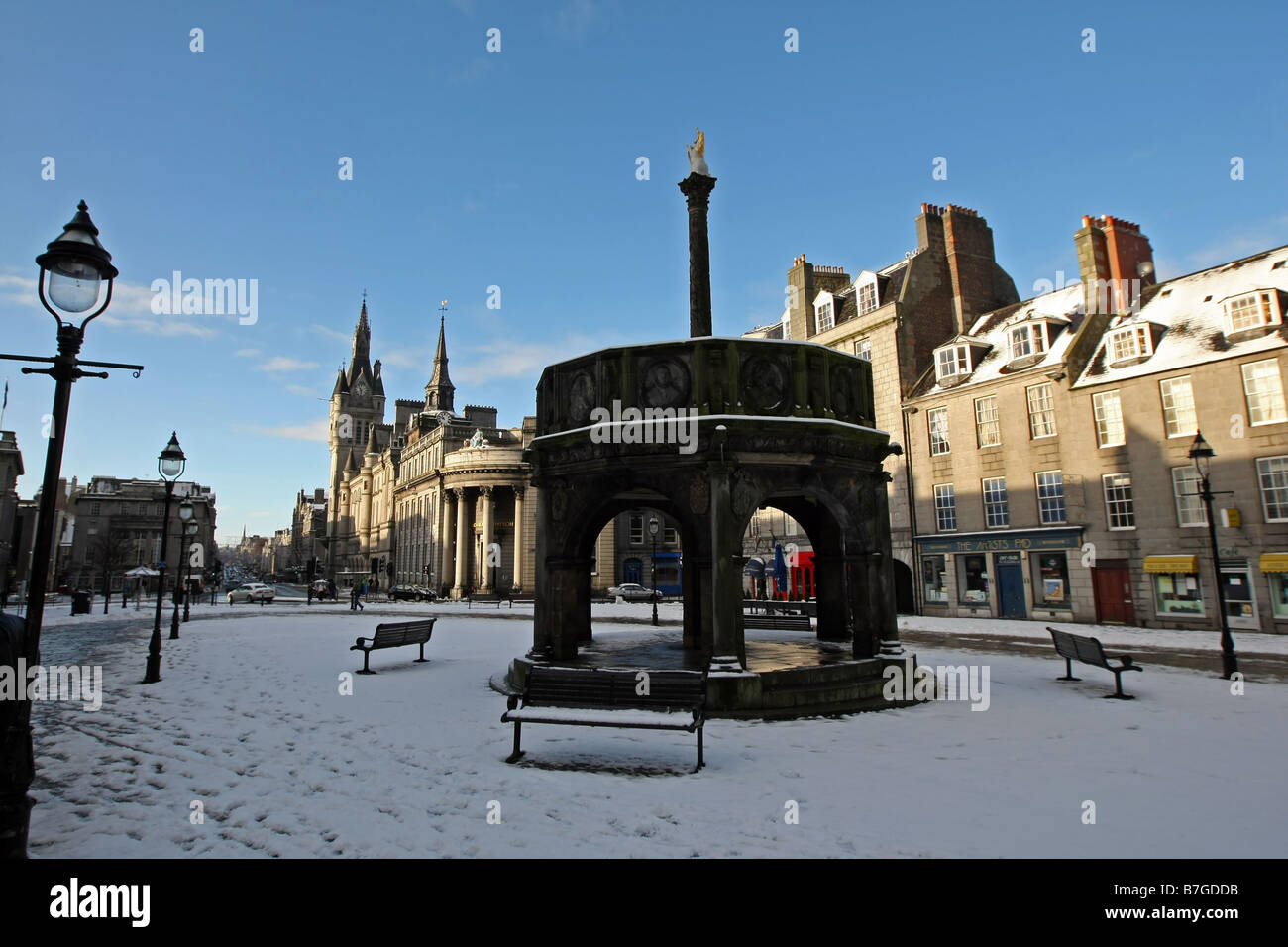 Castlegate in Aberdeen, Schottland, mit dem Mercat Cross im Vordergrund, und das Stadthaus und Union St im Hintergrund Stockfoto