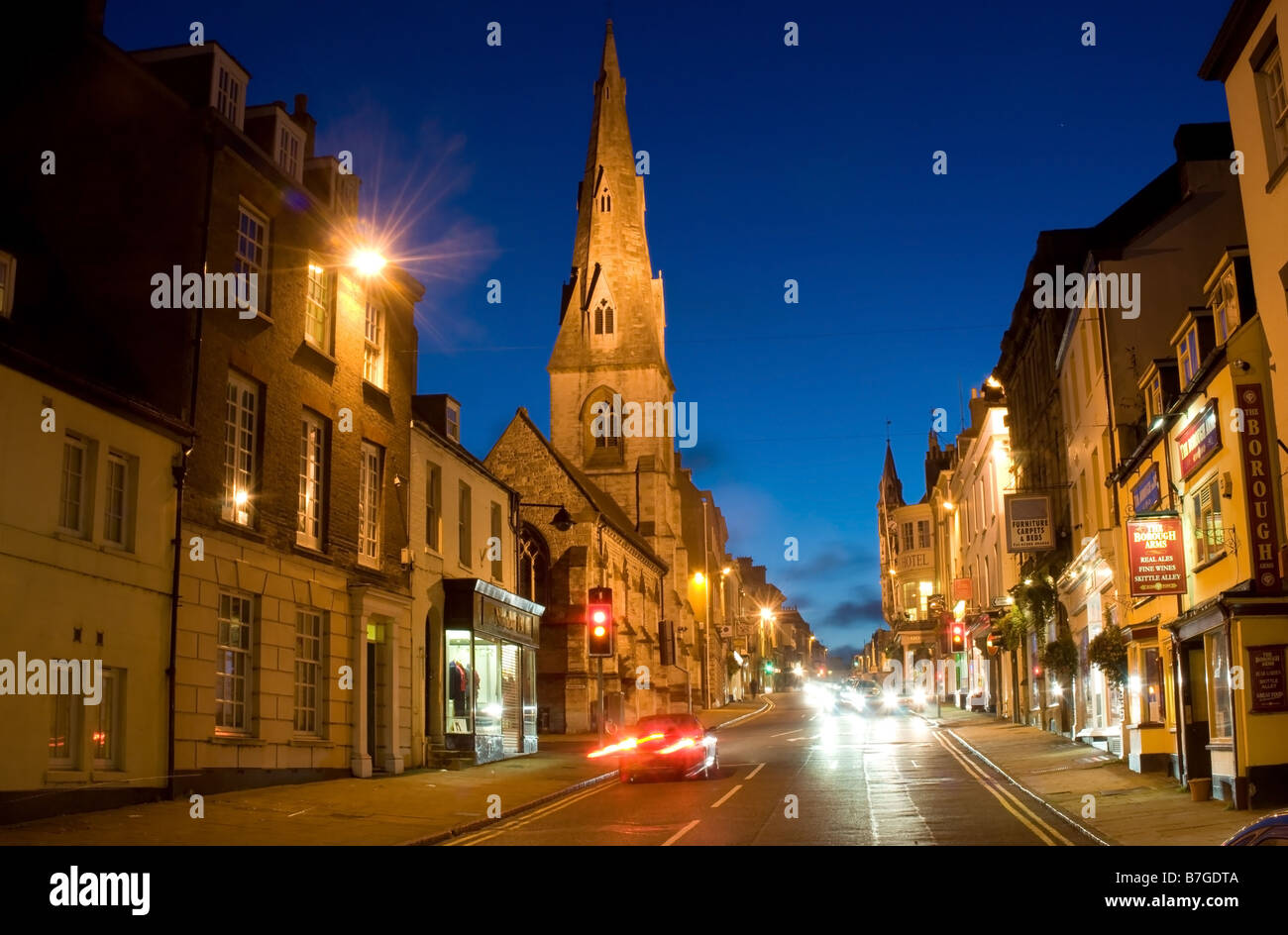 Dorchester High Street in der Abenddämmerung. Dorset, Großbritannien. Stockfoto