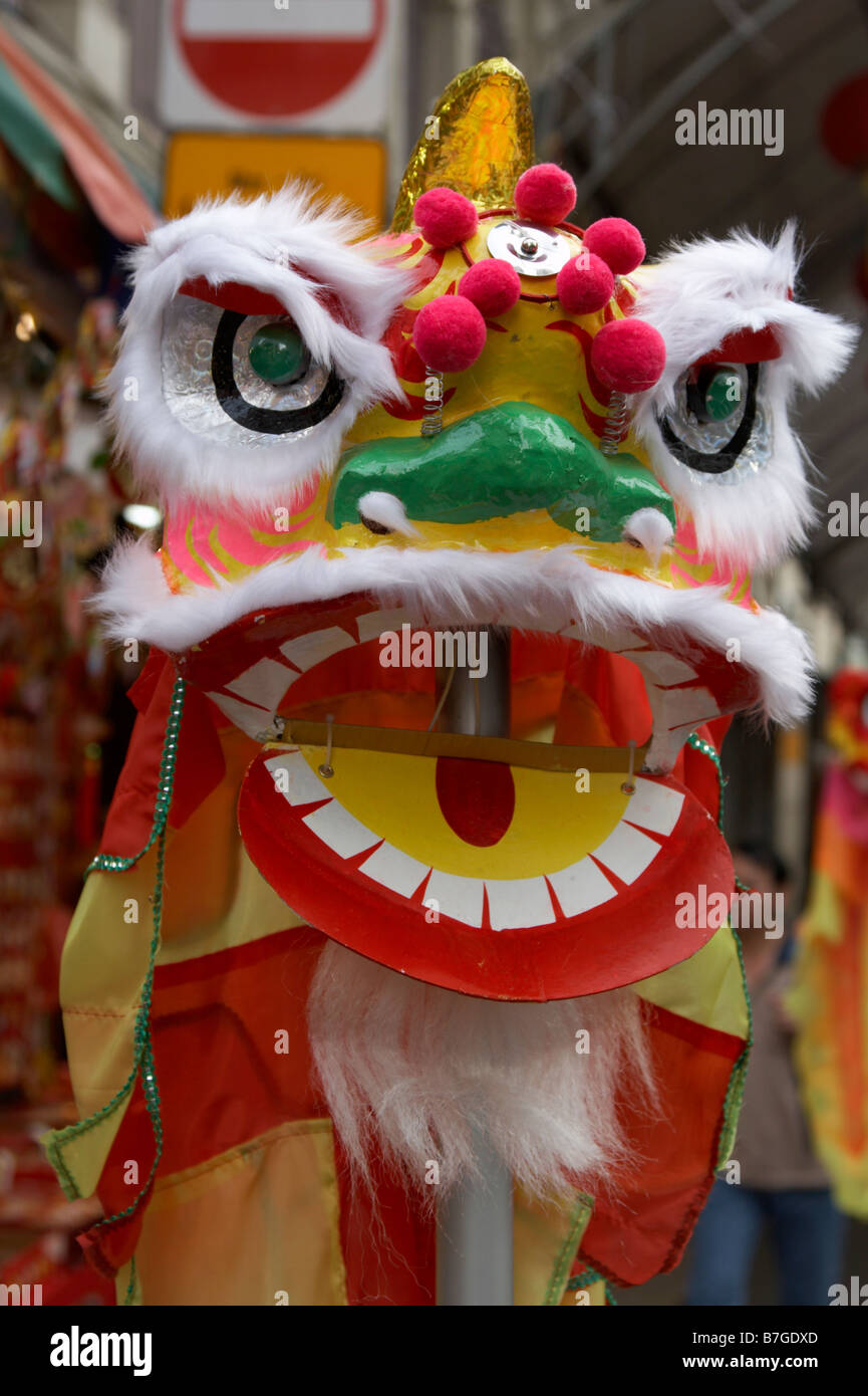 Drachen-Kostüm auf dem Display in Chinatown, Singapur Stockfoto