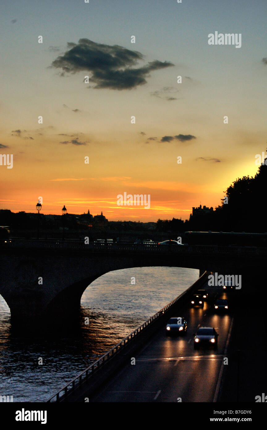 Blick auf die Pont Louis Philippe bei Sonnenuntergang von der Pont Marie in Paris genommen Stockfoto