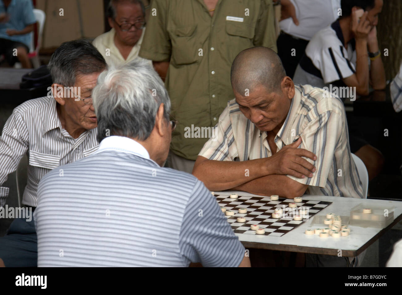 Männer spielen ein Brettspiel in Chinatown, Singapur Stockfoto