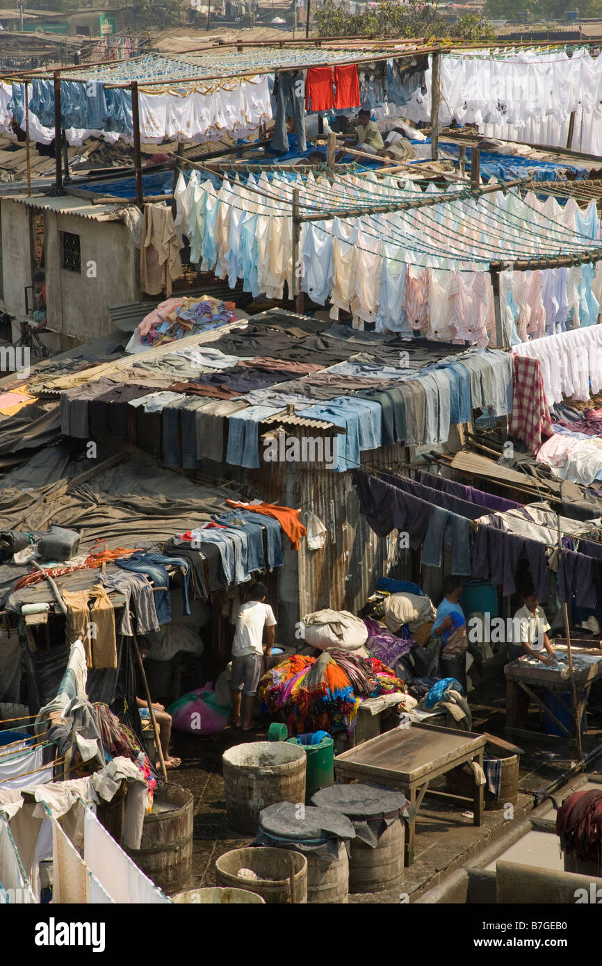 Kleidung trocknen auf die Wäscheleine und Männer waschen Kleidung bei Mahalaxmi Dhobi Ghat der Welt größte Open-Air-Wäscheservice in Mumbai, Indien Stockfoto