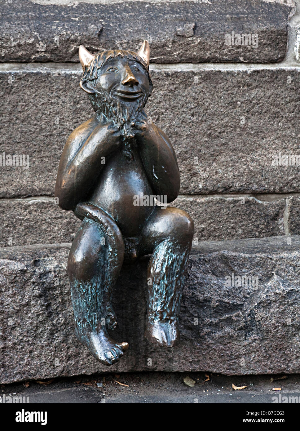 Statue in Bronze des Teufels auf den Teufel Stein außerhalb einer Kirche, die Neuerstellung einer lokalen Legende Lübeck Deutschland Stockfoto