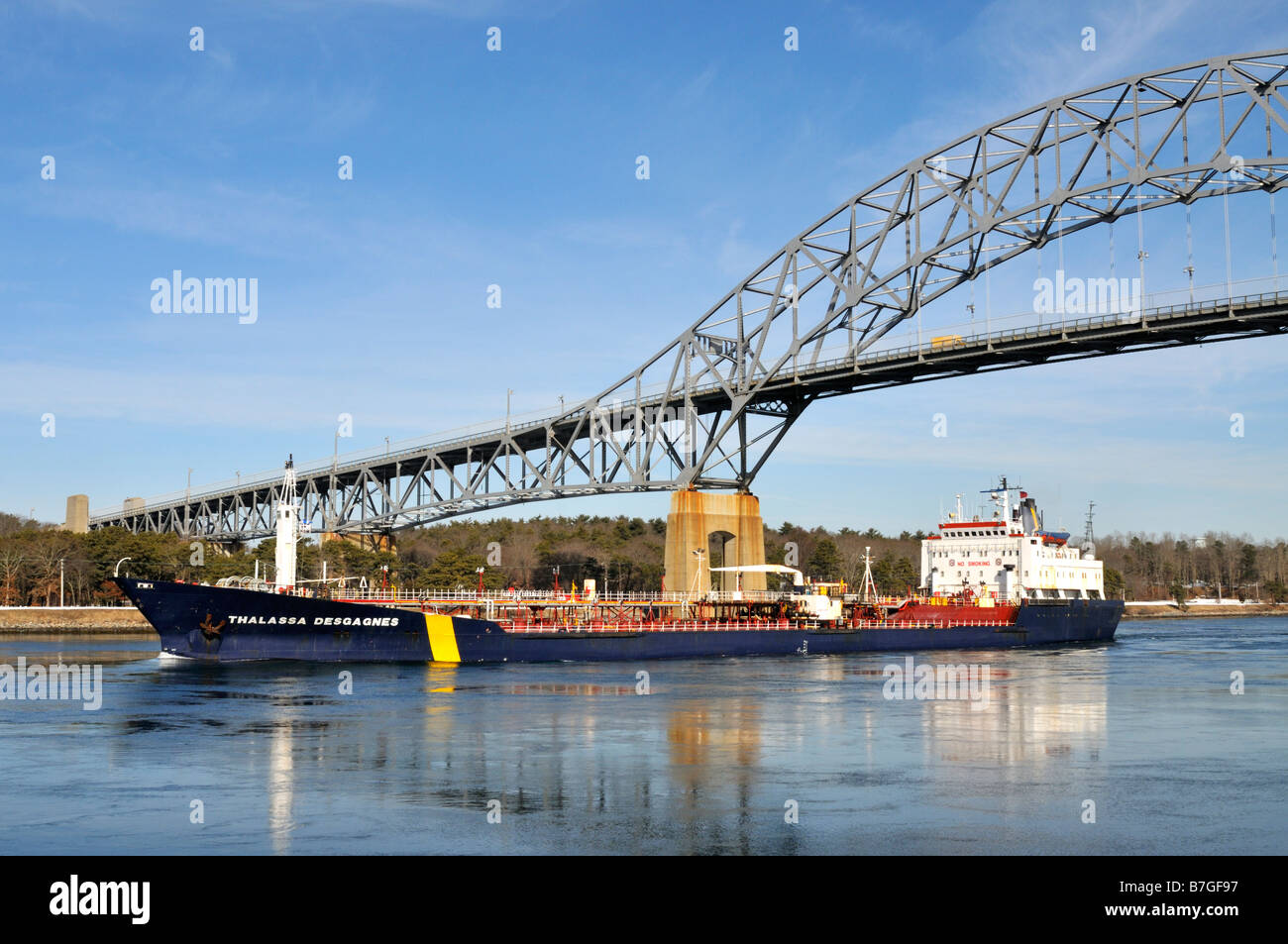 Öl-Tanker Thalassa Desgagnes in Cape Cod Canal unter die Bourne Brücke Stockfoto