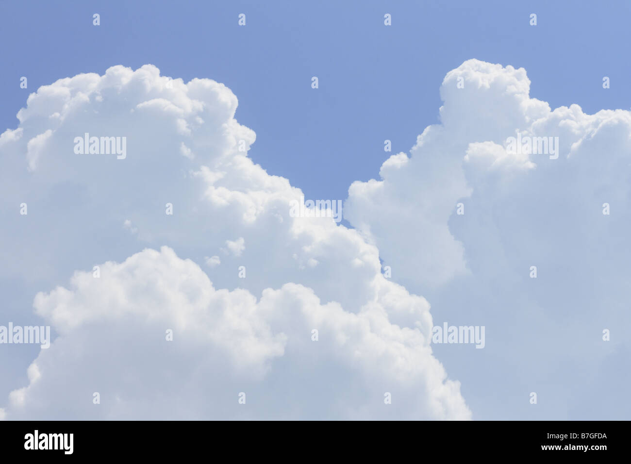 weiße flauschige Cumulus schönem Wetter Wolken am Himmel Stockfoto