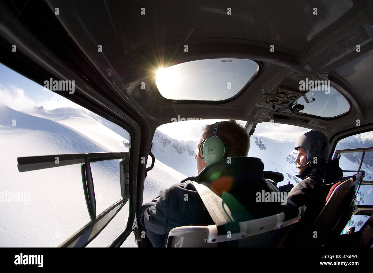 Verschneite Berggipfel gesehen durch die Cockpit-Fenster von einem Hubschrauber in der Nähe von Whistler in British Columbia Kanada Stockfoto