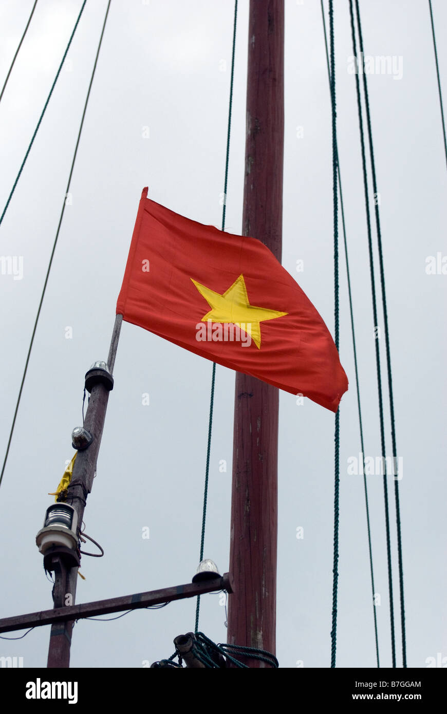 Vietnamesische Flagge, Ha Long Bay, Halong Bay, Golf von Tonkin, Nord-Vietnam Stockfoto