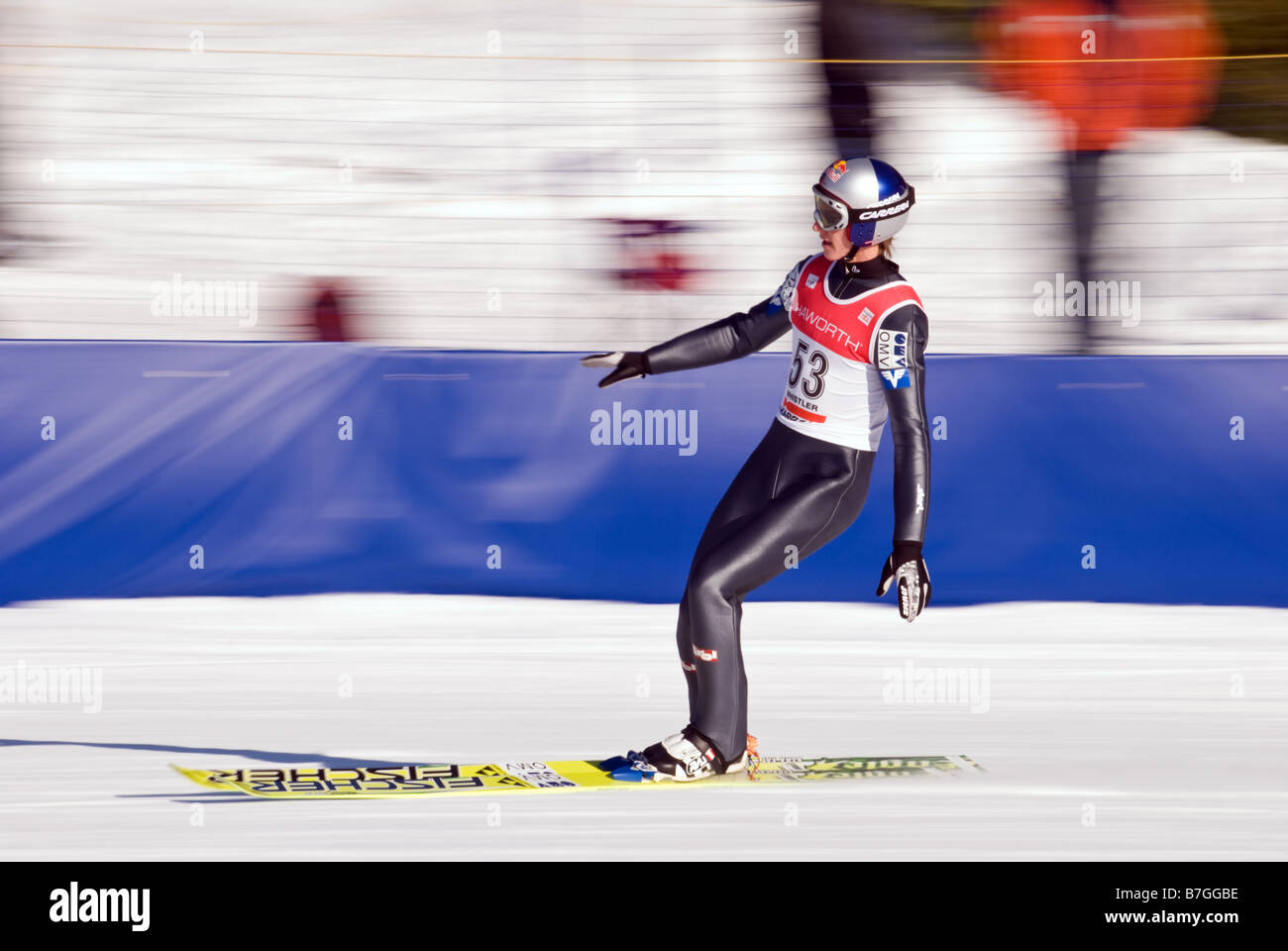 Ein Skispringer beendet einen Praxis-Sprung in Vancouver olympischen Anlage in Callaghan Valley. Stockfoto