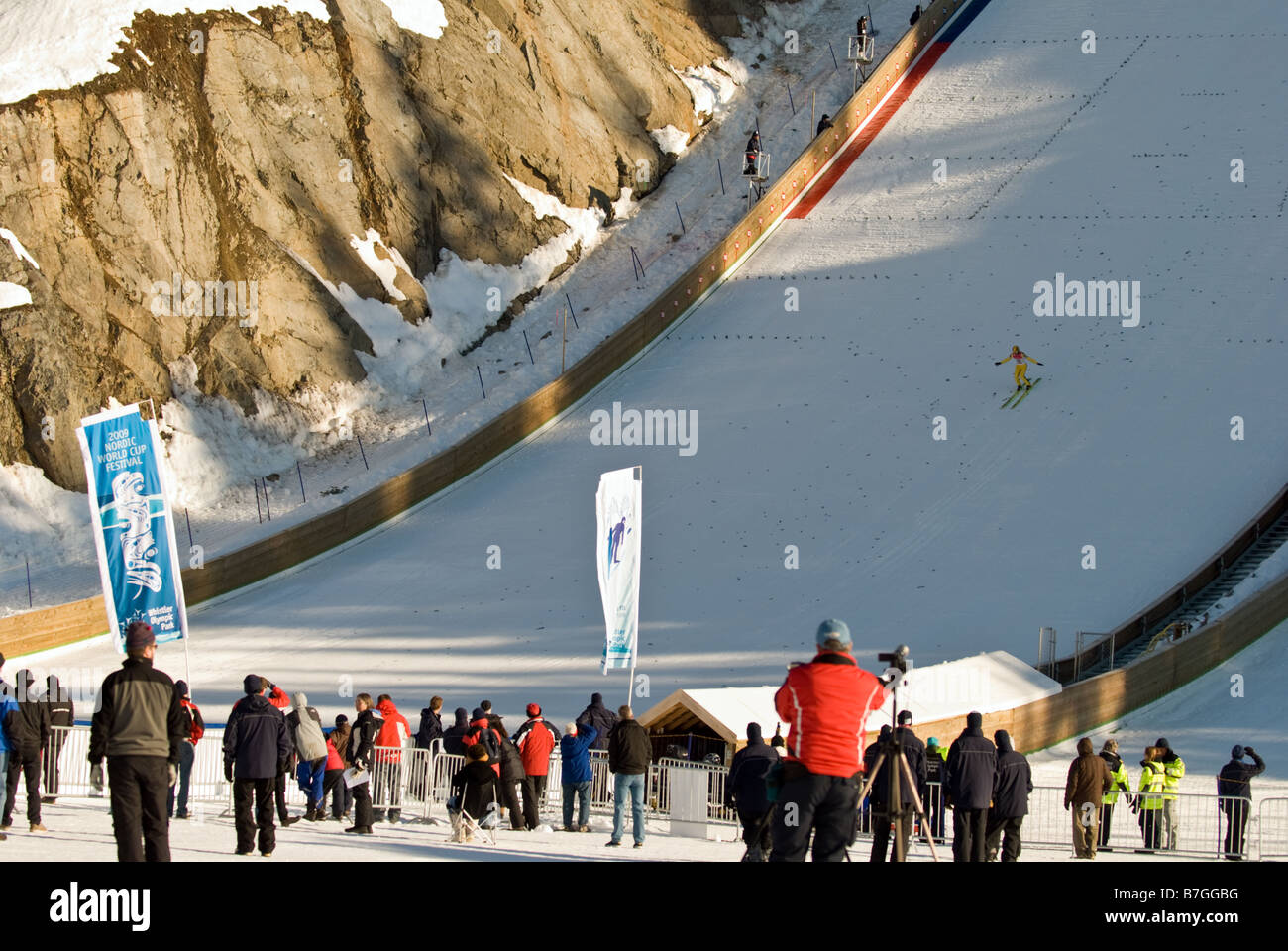 Skispringer Roman Koudelka der Tschechischen Republik beendet seine Praxis-Sprung in die Whistler-Blackcomb Ski-Jump-Anlage. Stockfoto