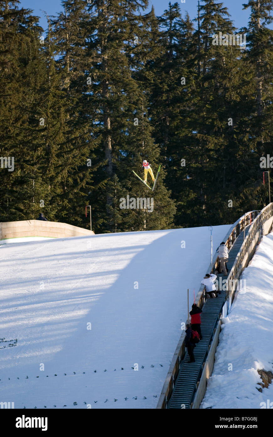 Skispringer Stephan Hocke Deutschlands macht eine Praxis, die direkt auf die Whistler-Blackcomb Nordic Sport Ski-Jump-Anlage. Stockfoto