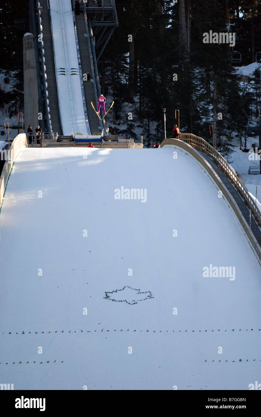 Ein Skispringer macht eine Praxis, die direkt bei der neuen Schanze-Anlage in der Nähe von Vancouver, Kanada, die für die Olympischen Spiele 2010 verwendet werden. Stockfoto