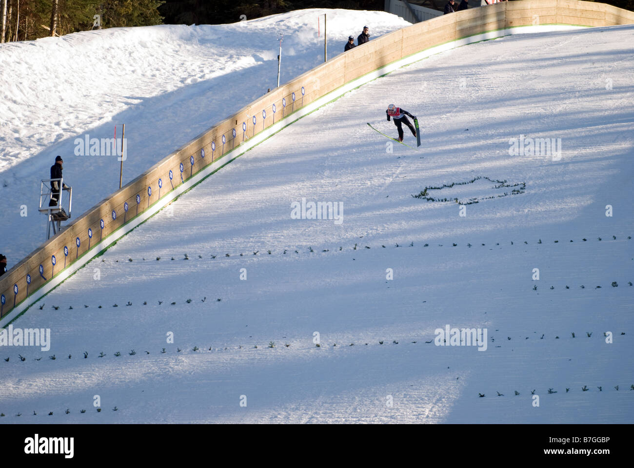 Skispringer Ilja Rosliakov Russlands macht eine Praxis, die direkt auf die Whistler-Blackcomb Ski-Jump-Anlage in Whistler, BC, Kanada. Stockfoto