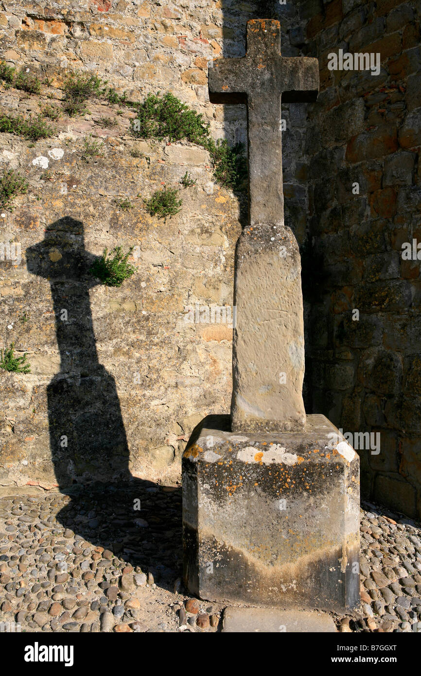 Steinkreuz in der Nähe von Porte Narbonnaise der befestigten Stadt Carcassonne in Aude, Frankreich tagsüber Stockfoto