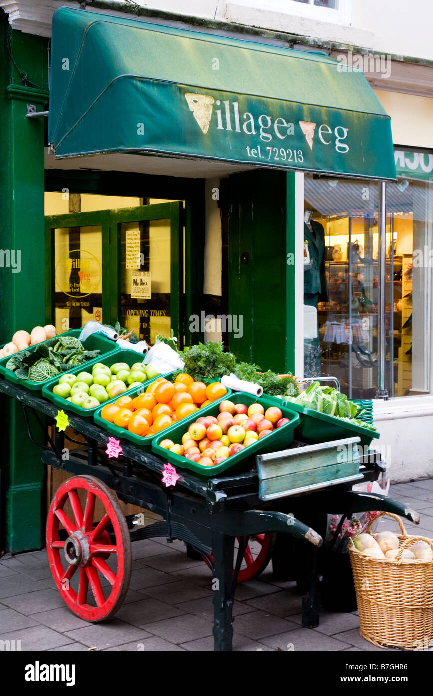 Ein Obst- und Gemüsemarkt Barrow außerhalb ein Gemüsehändler in kleinen Brittox in den englischen Markt Stadt von Devizes Wiltshire England UK Stockfoto