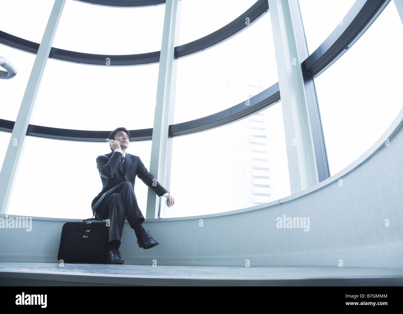 Geschäftsmann am Telefon auf Treppe Landung Stockfoto