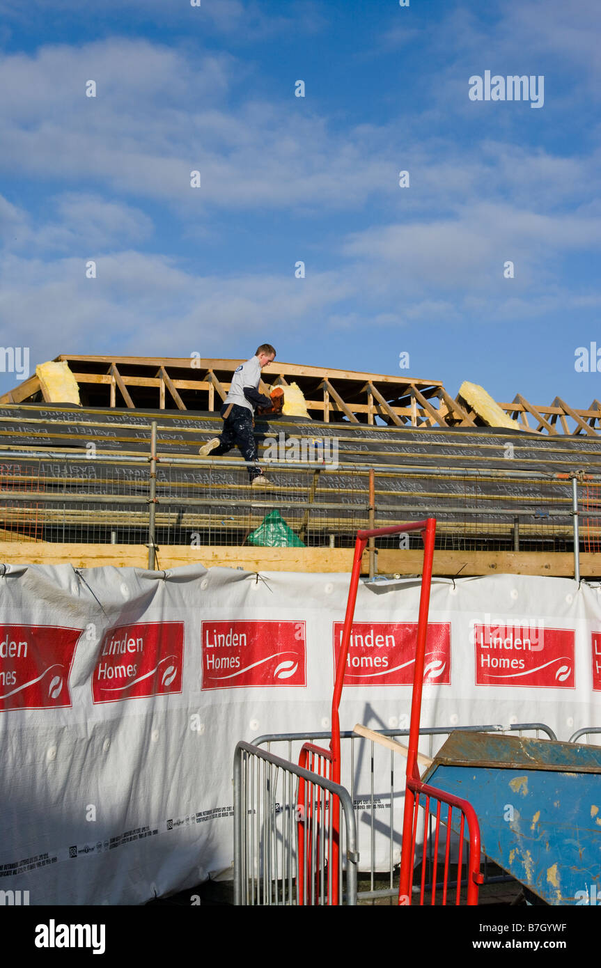 Arbeiter Builder Dachdecker Arbeiter Person arbeiten auf dem Dach eines Hauses im Bau Stockfoto