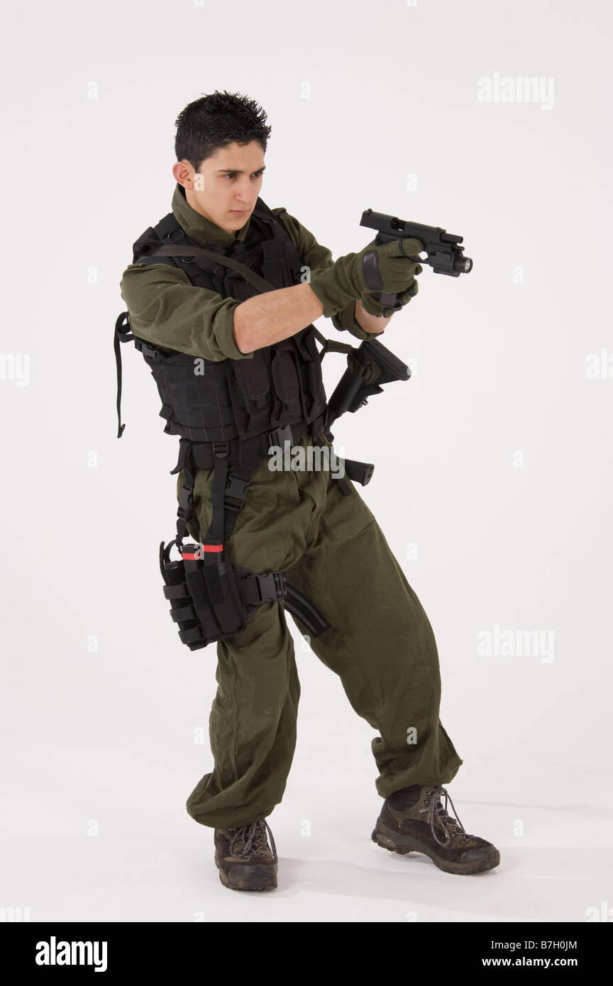 SAS oder SWAT Teammitglied zeigt eine Pistole Stockfoto