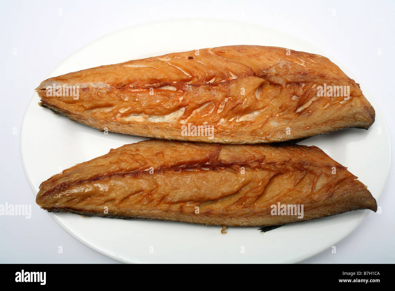 Zwei geräucherte Makrelen Filets auf einem Teller mit weißem Hintergrund Stockfoto