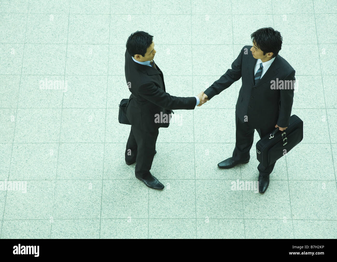 Geschäftsleute Händeschütteln im Büro lobby Stockfoto