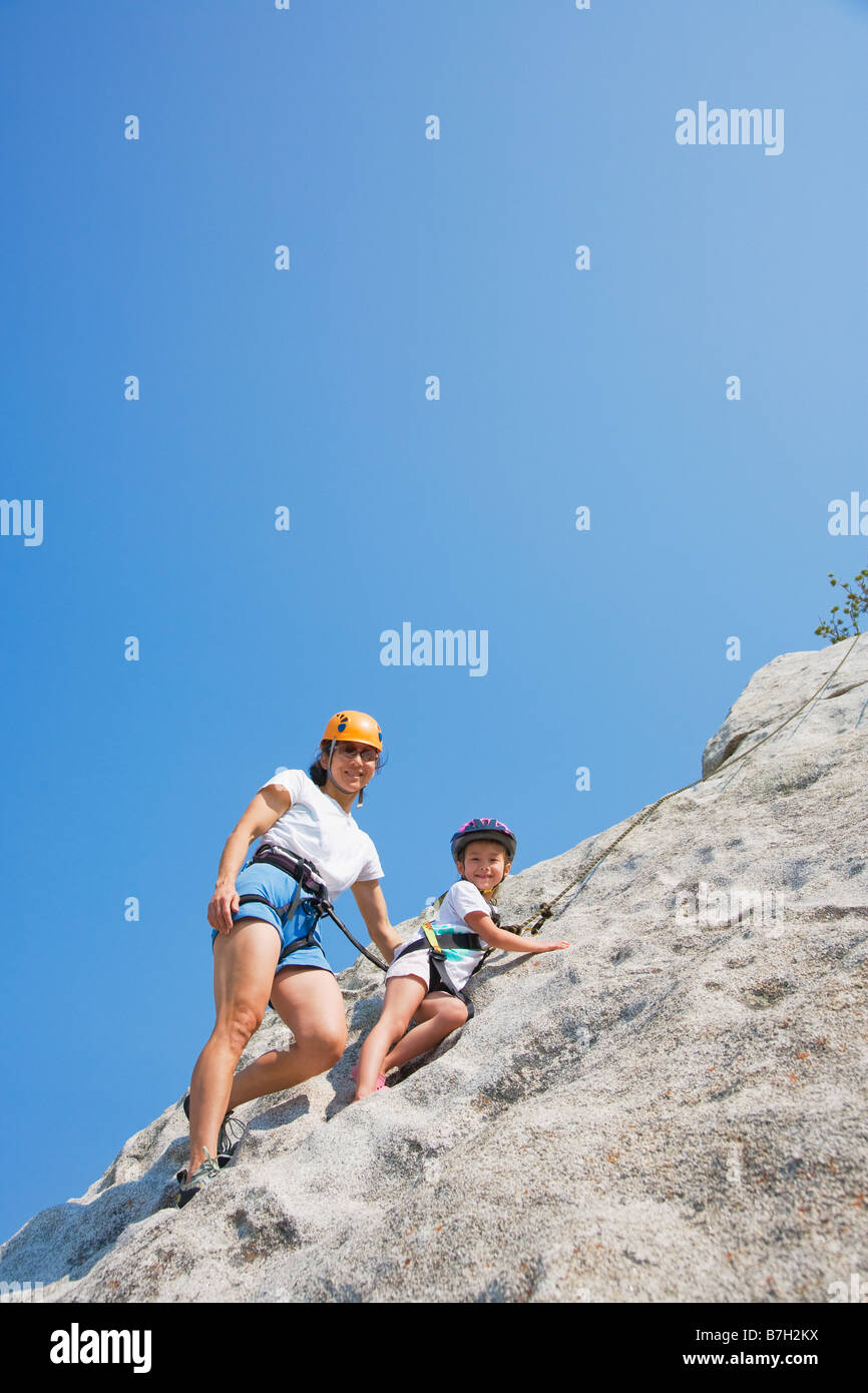 Asiatische Mutter und Tochter-Klettern Stockfoto