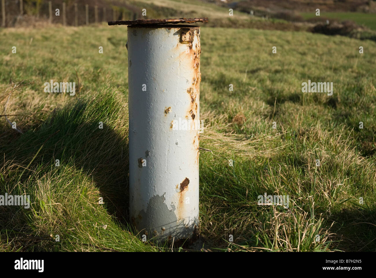 Entgasungsöffnung auf alte Deponie, wodurch die Freisetzung von Methan-Gas durch den verwesenden Müll produziert. Stockfoto