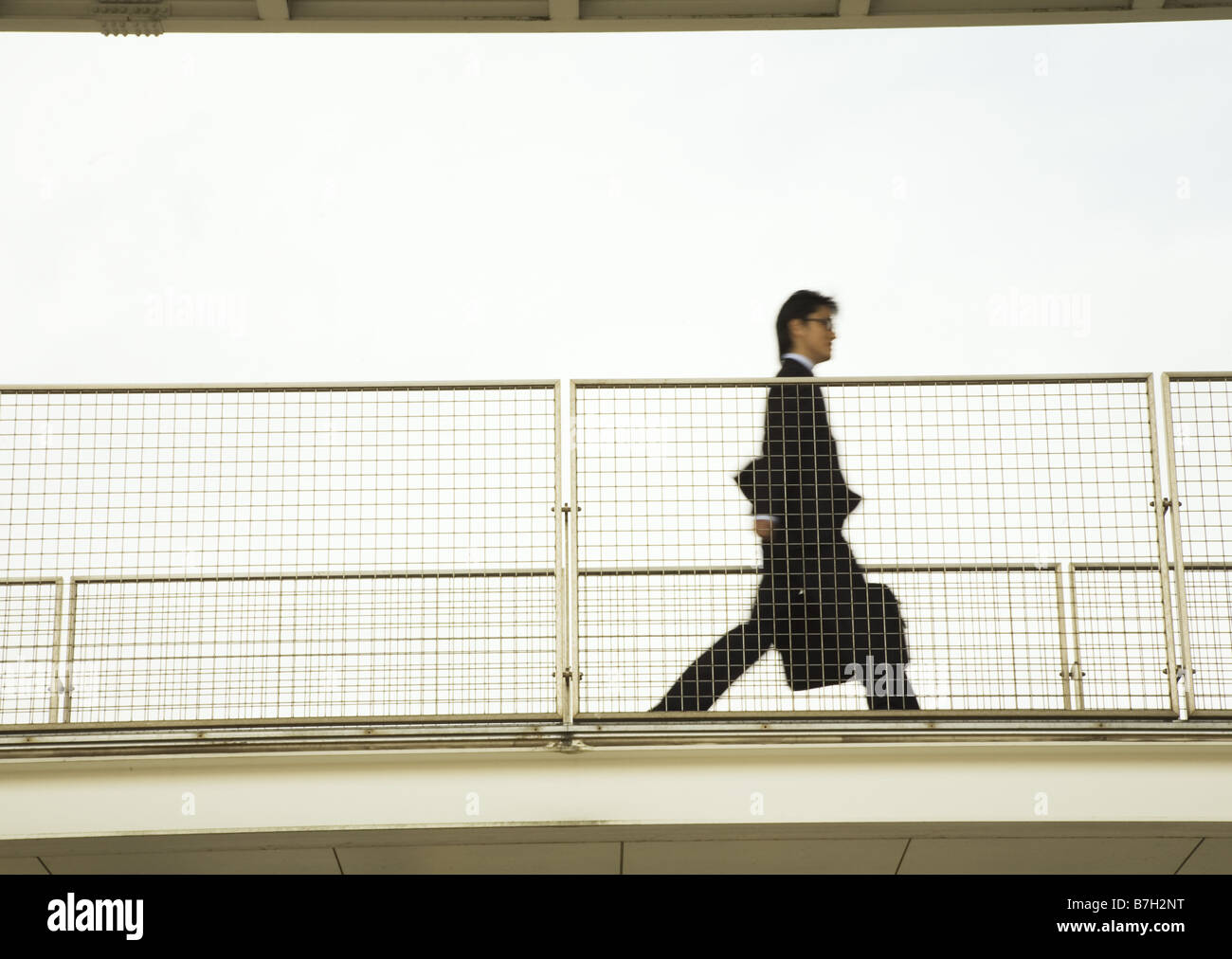 Geschäftsmann zu Fuß auf dem Gehweg Stockfoto