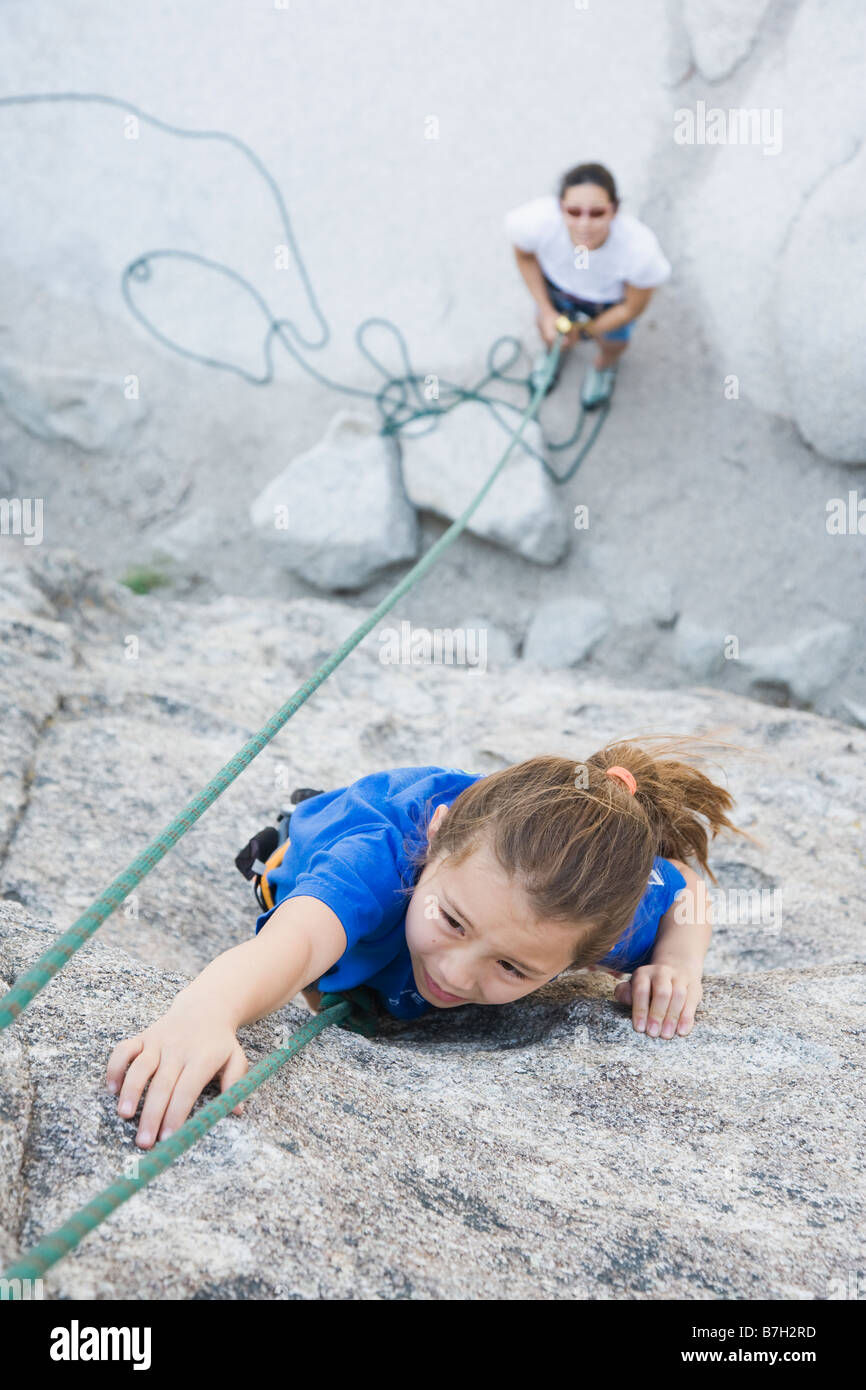 Asiatische Mutter und Tochter-Klettern Stockfoto