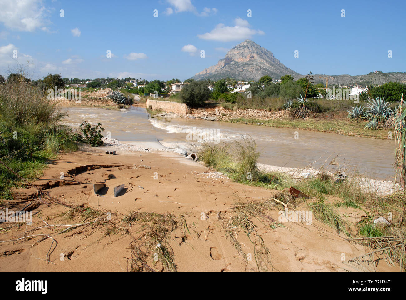 überflutete Straße über normalerweise trockene Rio Gorgos nach starken Regenfällen, Oktober 2007, Provinz Alicante, Comunidad Valenciana, Javea, Spanien Stockfoto