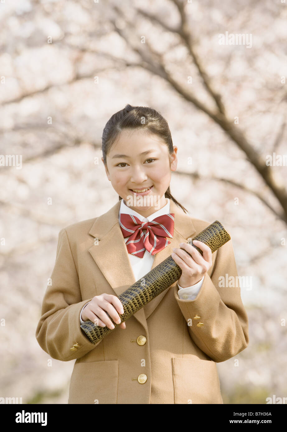 Teenagegirl Absolvent mit Diplom Stockfoto