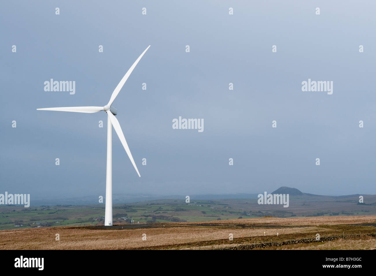 Windturbine in Elliots Hill/Wolf Moor Windfarm außerhalb Hennef, County Antrim.  Slemish im Hintergrund sichtbar. Stockfoto