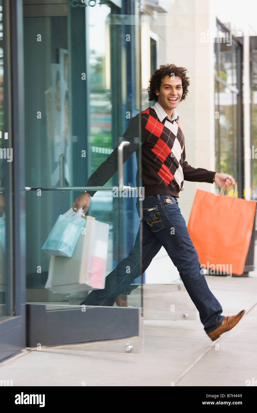 Nahen Ostens Mann verlassen Shop mit Einkaufstüten Stockfoto