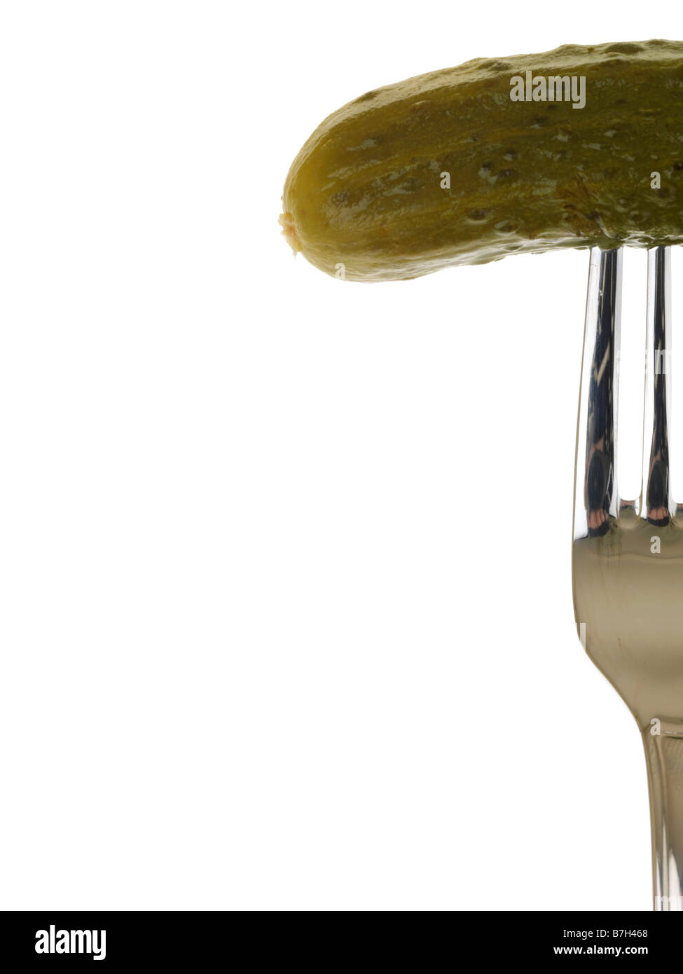 Frische Leckere eingelegte Cornichons Isoliert gegen einen weißen ...
